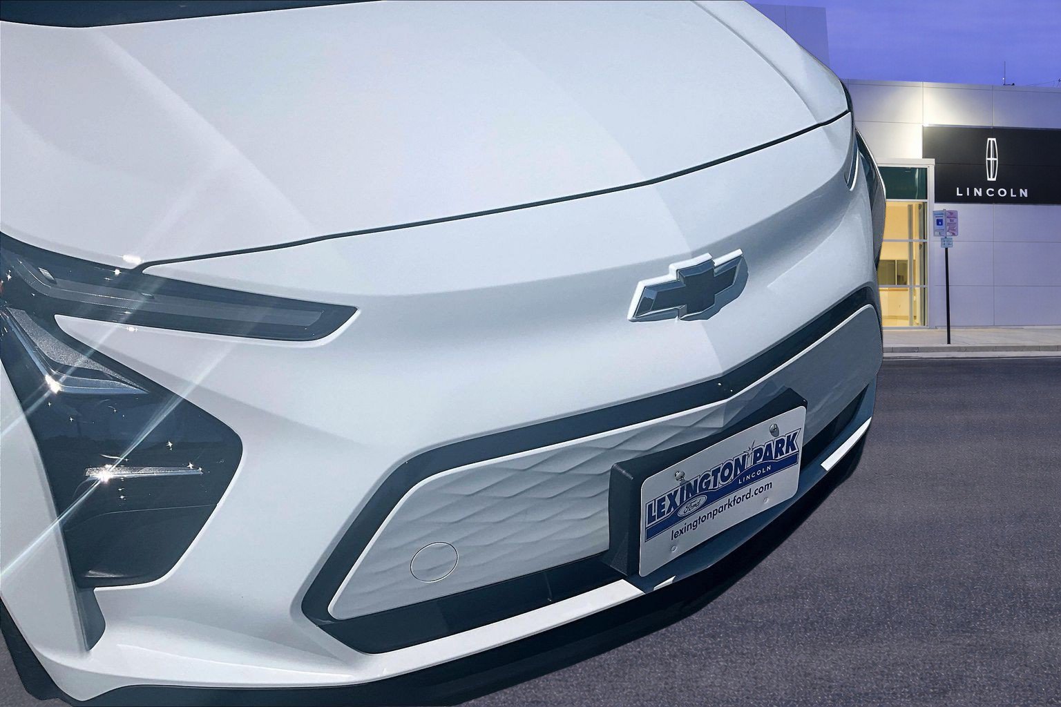 Used 2023 Chevrolet Bolt LT w/ Infotainment Package FWD image 33