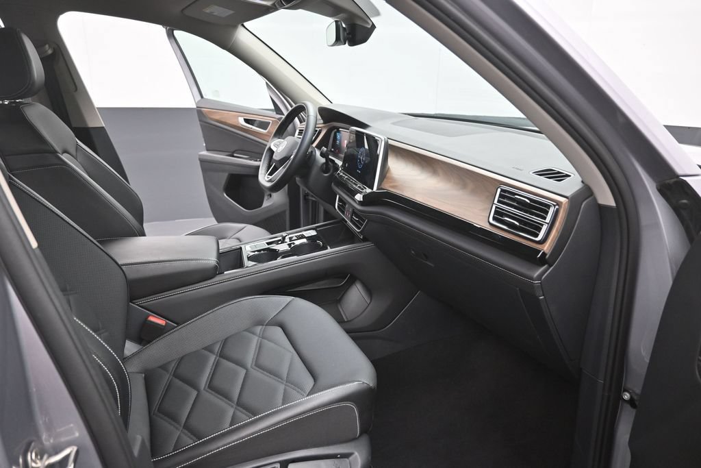 Used 2025 Volkswagen Atlas SE AWD/4WD image 16