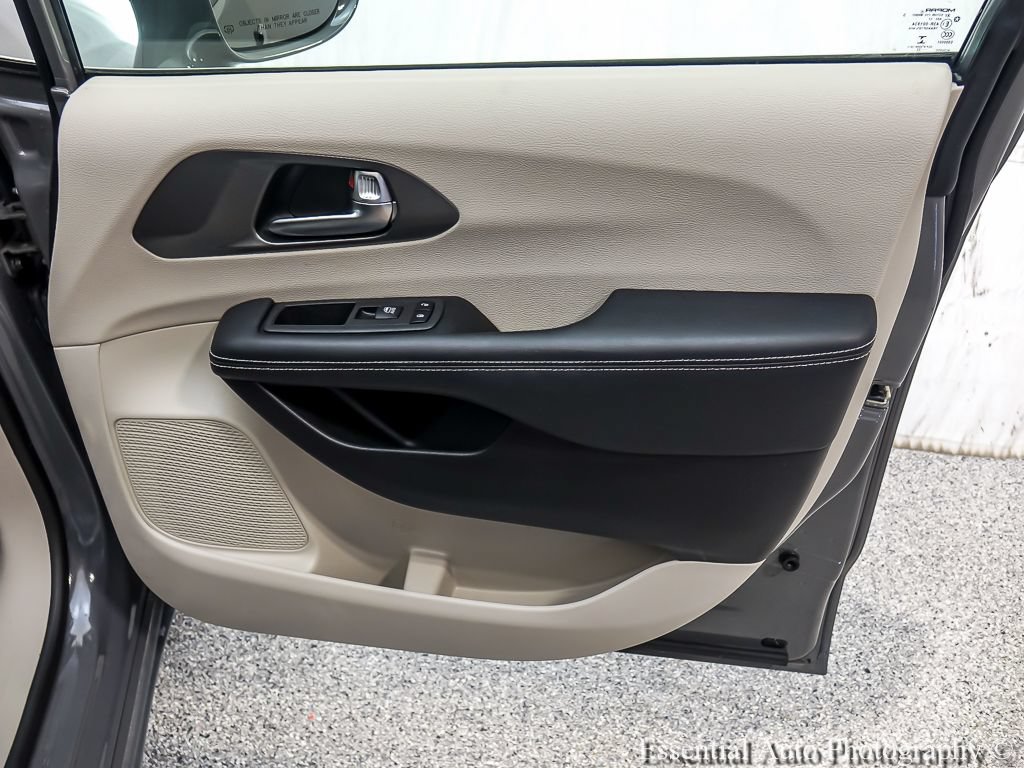 Used 2022 Chrysler Pacifica Touring-L FWD image 21