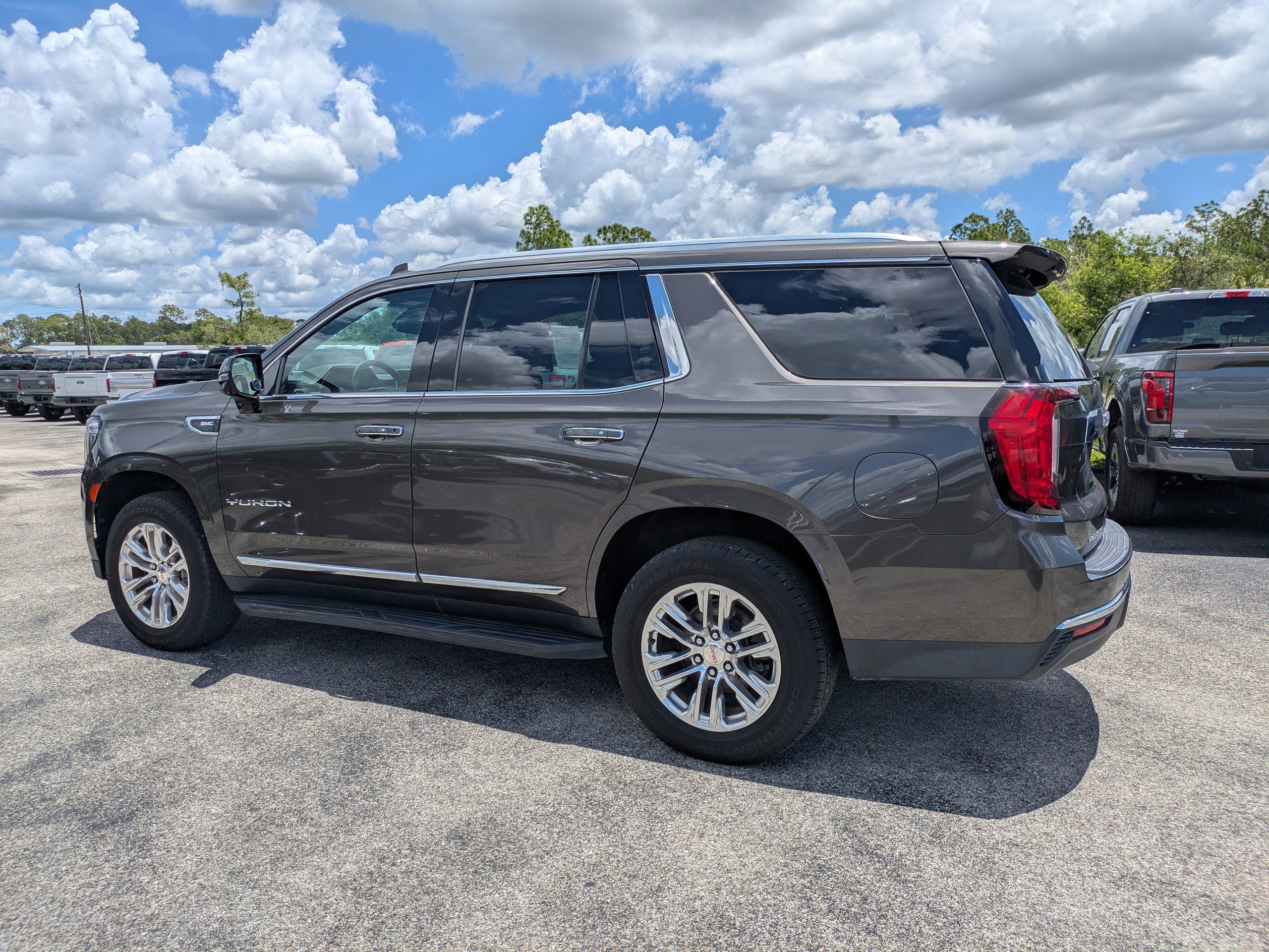 Used 2021 GMC Yukon SLT w/ SLT Premium Package AWD/4WD image 6