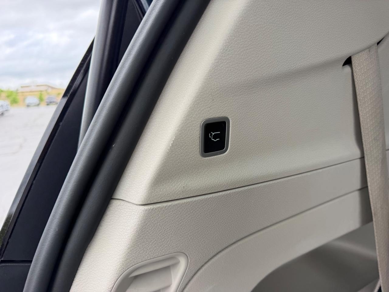 Used 2024 Chrysler Pacifica Touring-L FWD image 6