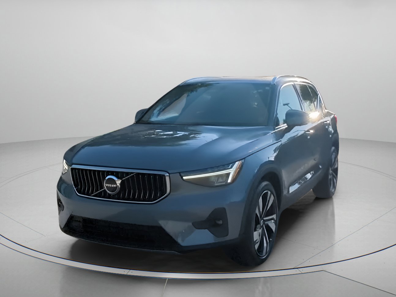 Used 2023 Volvo XC40 B5 Plus w/ Protection Package Premier image 3
