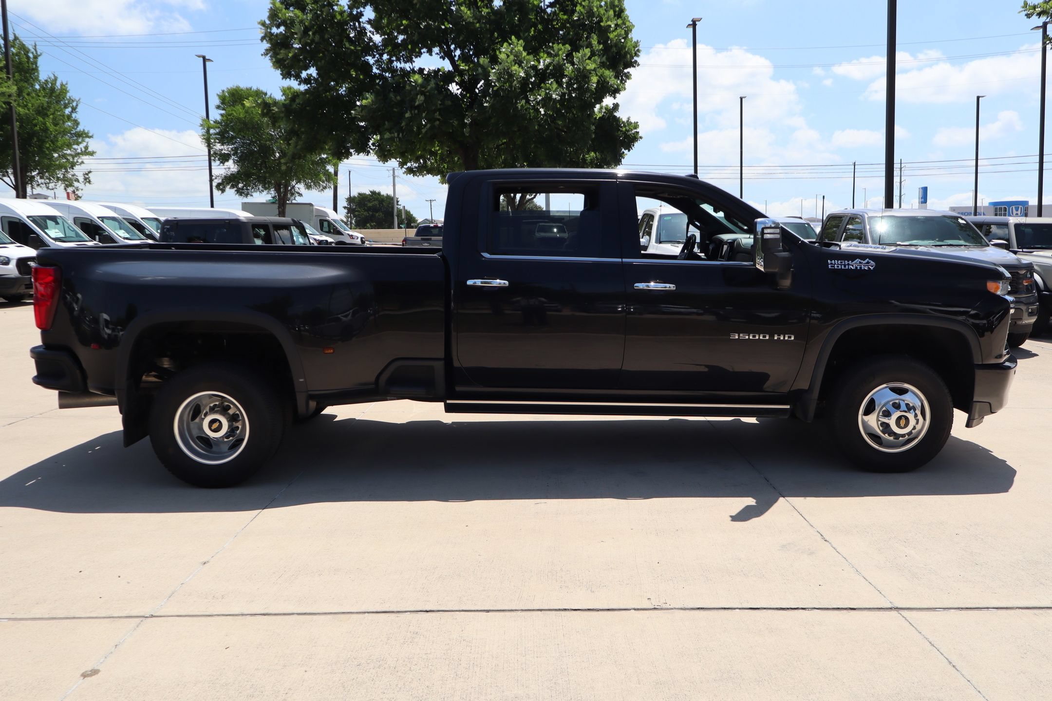 Used 2023 Chevrolet Silverado 3500 High Country AWD/4WD image 2