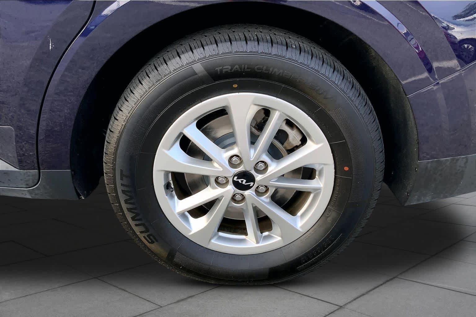 Used 2022 Kia Carnival LX FWD image 10