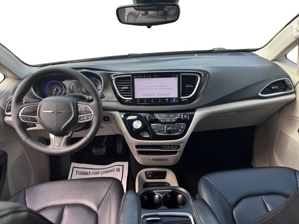 Used 2024 Chrysler Pacifica Touring-L image 12