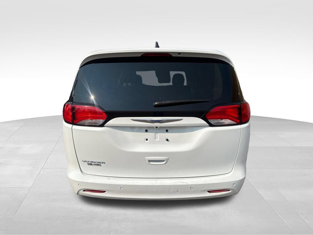 Used 2020 Chrysler Voyager L FWD image 6