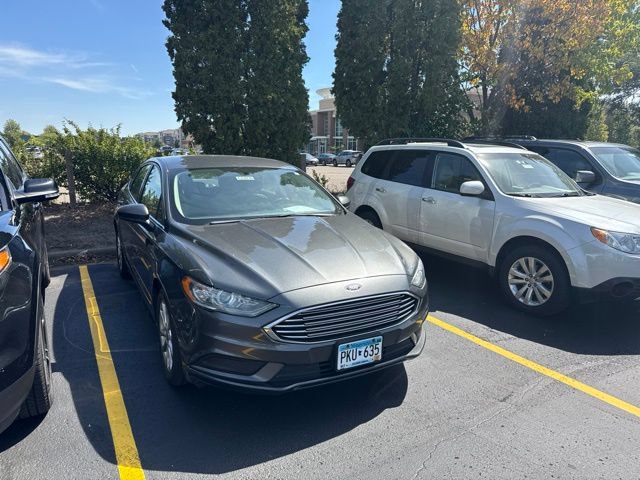 Certified 2017 Ford Fusion SE FWD image 2