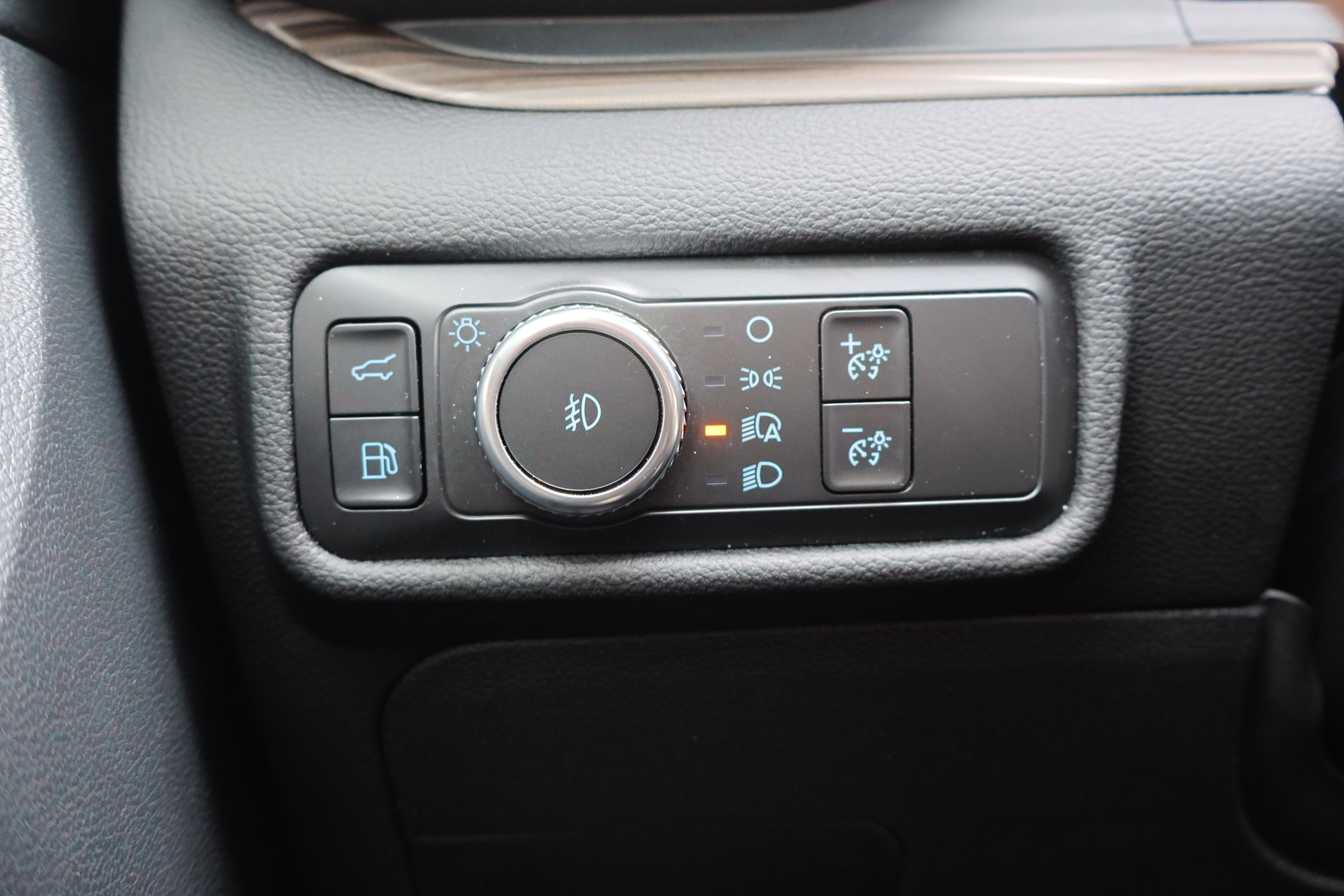 Certified 2021 Ford Explorer Limited w/ Hybrid Equipment Group 310A image 17