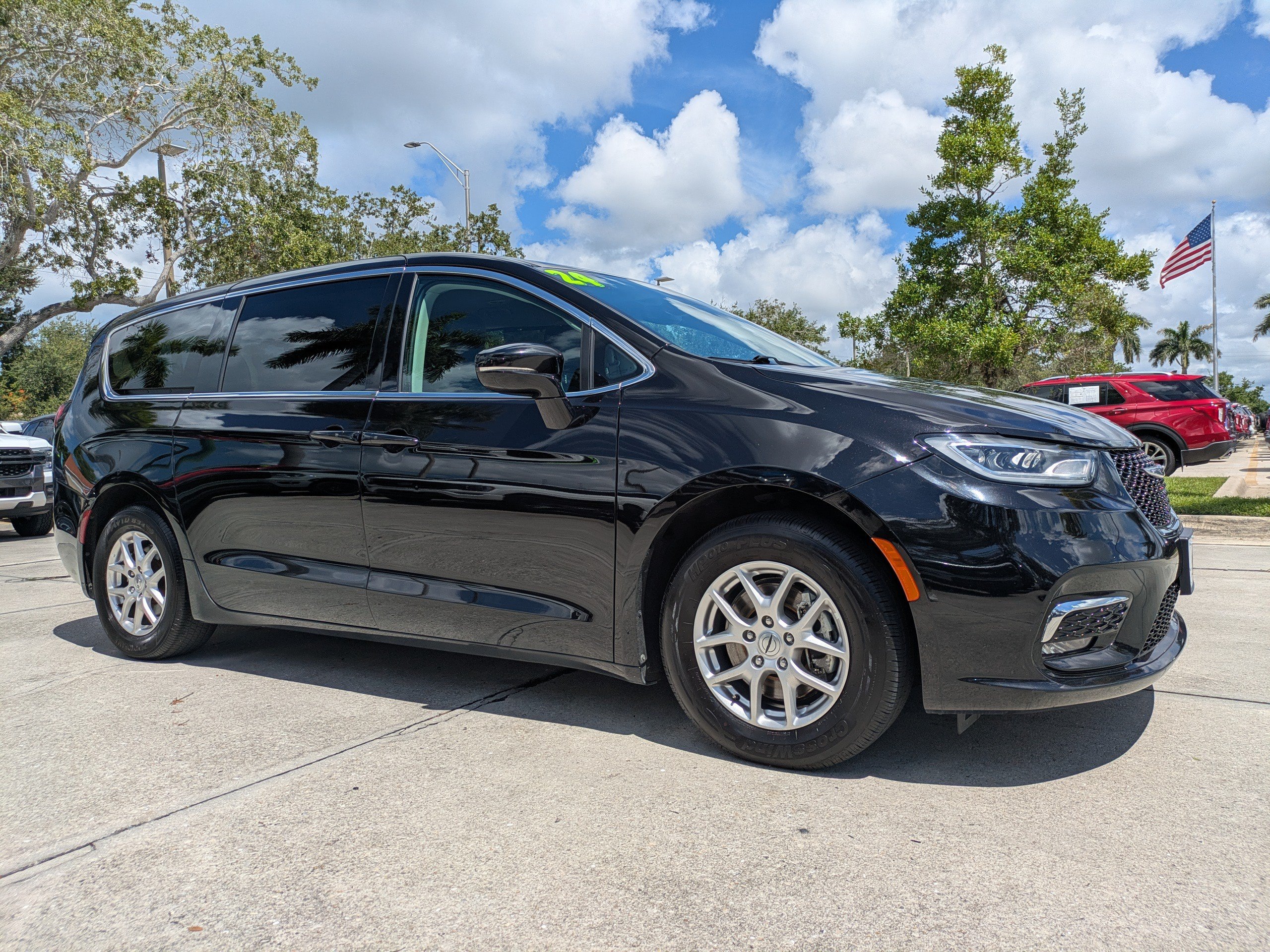 Used 2024 Chrysler Pacifica Touring-L FWD image 2