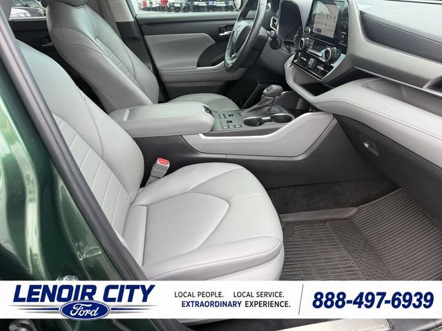 Used 2023 Toyota Highlander XLE AWD/4WD image 12