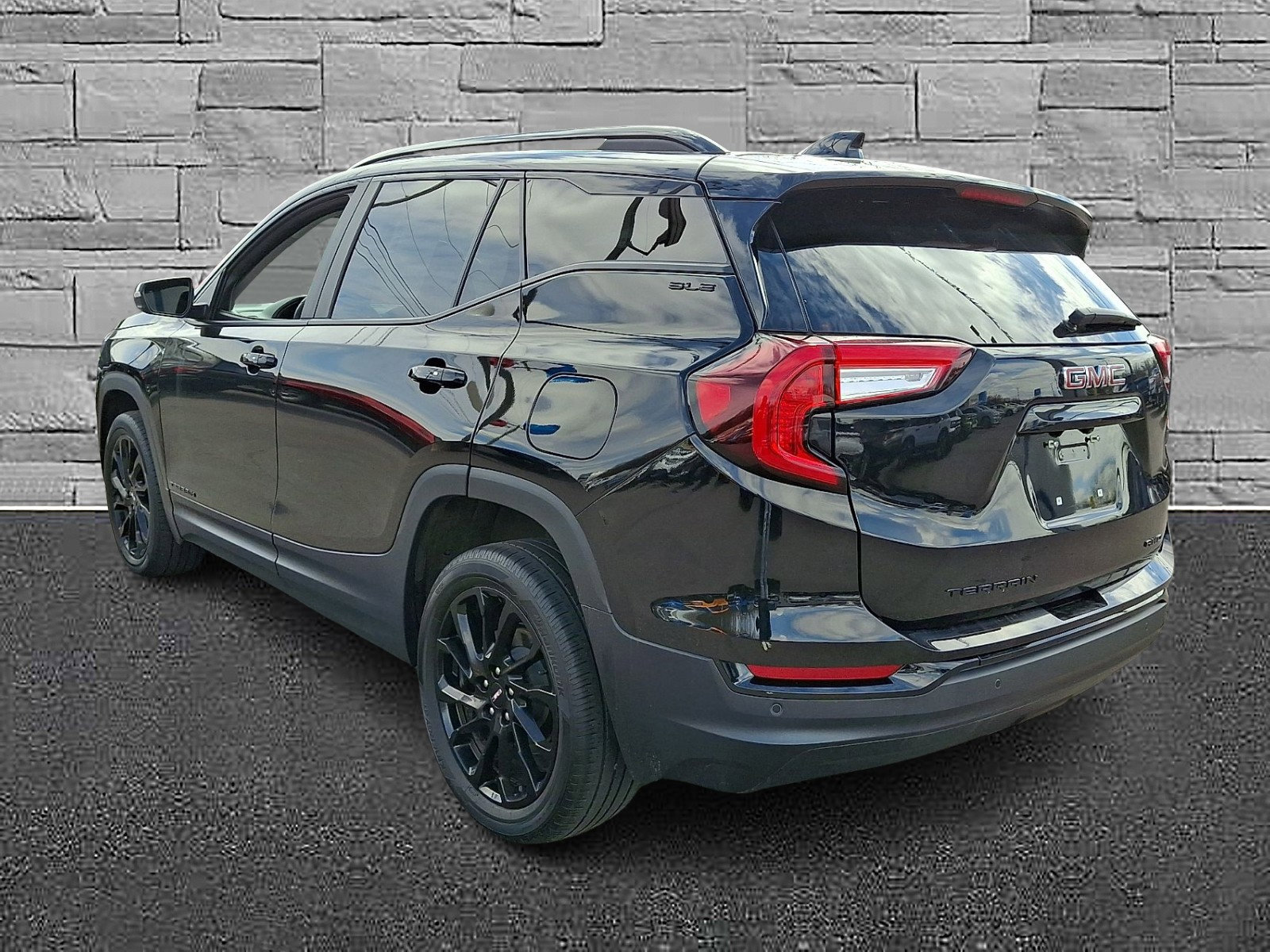 Used 2023 GMC Terrain SLE w/ Driver Convenience Package image 8