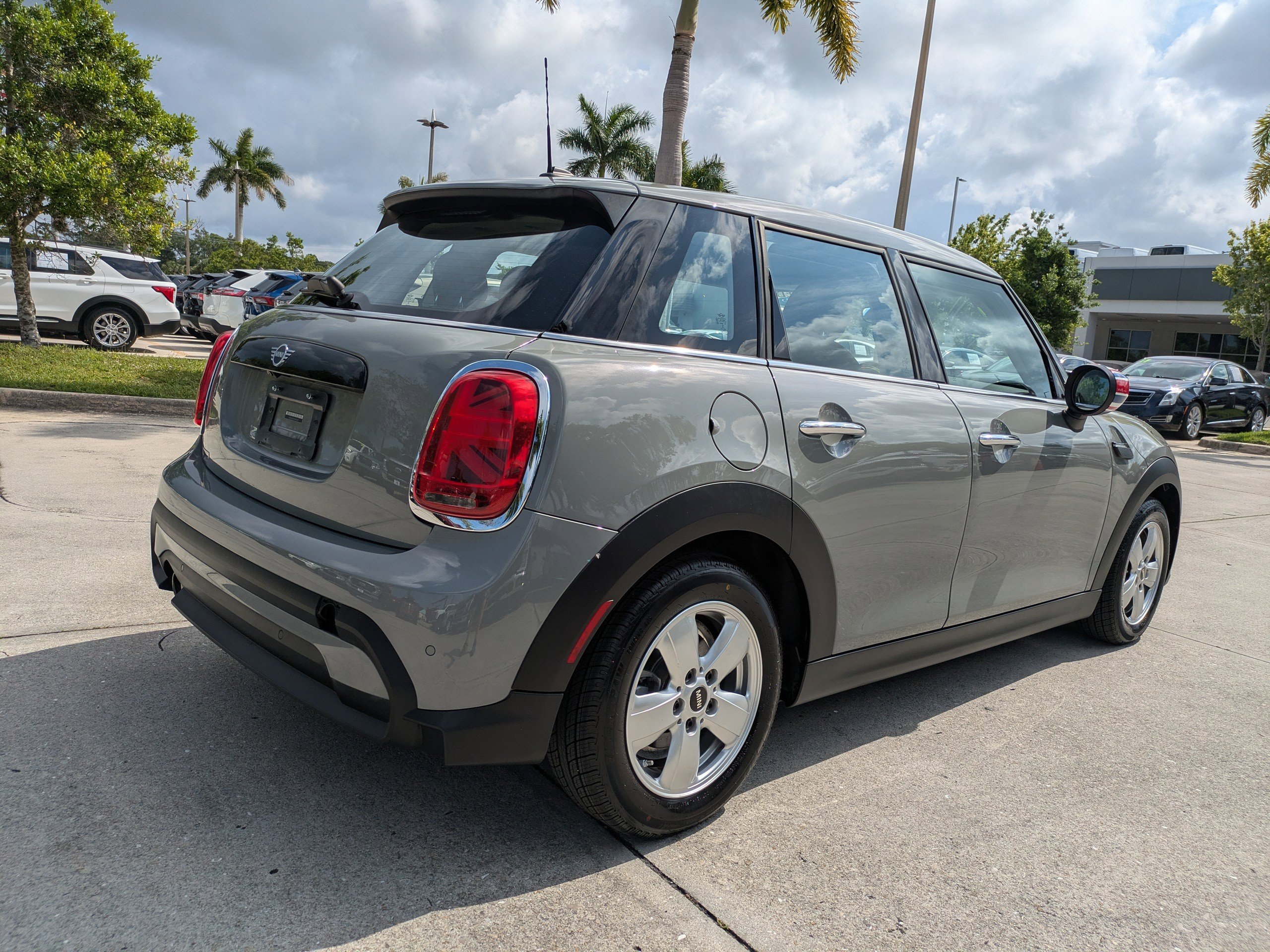 Used 2022 MINI Cooper 4-Door Hardtop w/ Storage Package FWD image 4