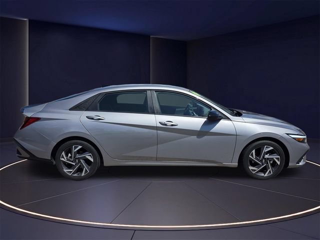 Used 2025 Hyundai Elantra Sport FWD image 2