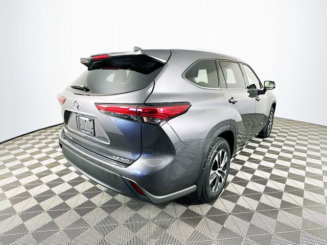 Used 2022 Toyota Highlander XLE image 11