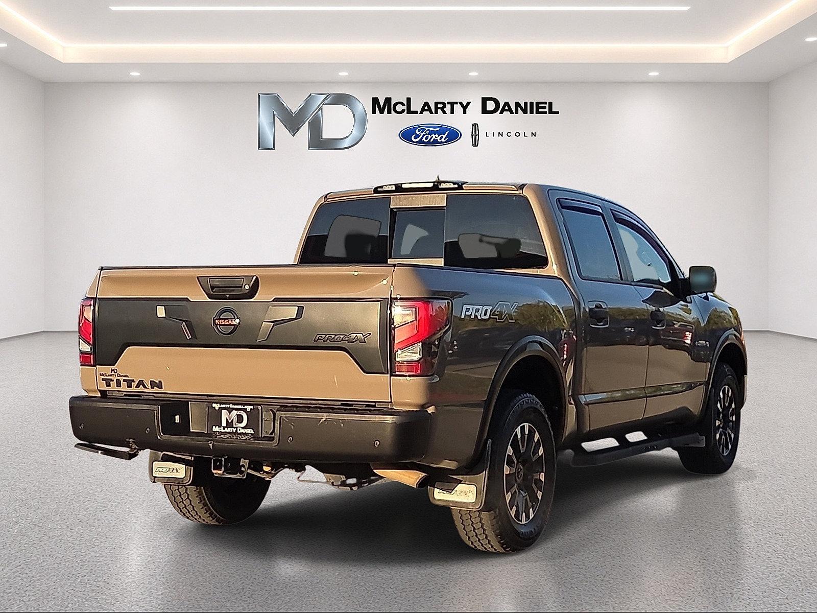 Used 2021 Nissan Titan PRO-4X w/ Pro-4x Convenience Package AWD/4WD image 5