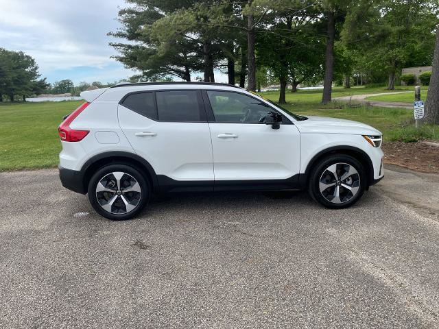 Used 2025 Volvo XC40 B5 Plus AWD/4WD image 12