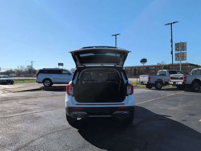 Certified 2022 Ford Explorer Limited w/ Equipment Group 301A image 6