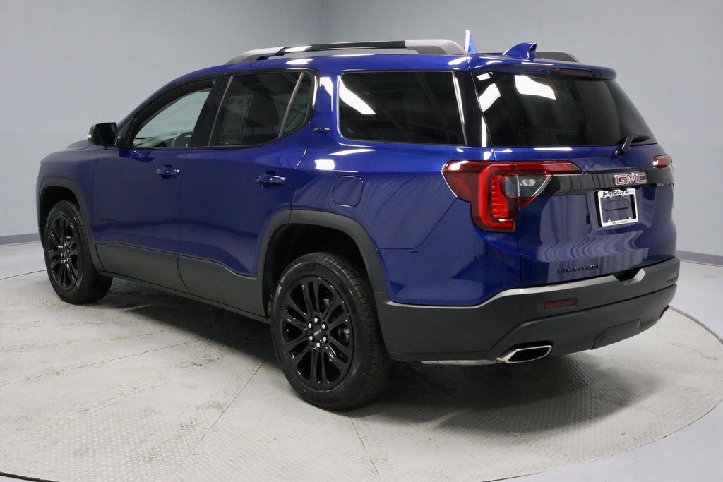Used 2023 GMC Acadia SLE w/ Driver Convenience Package image 3