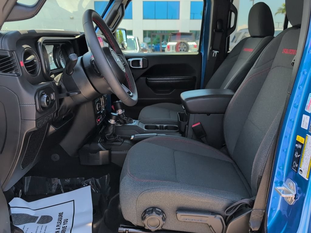 Used 2024 Jeep Wrangler Unlimited Rubicon w/ Technology Group AWD/4WD image 8