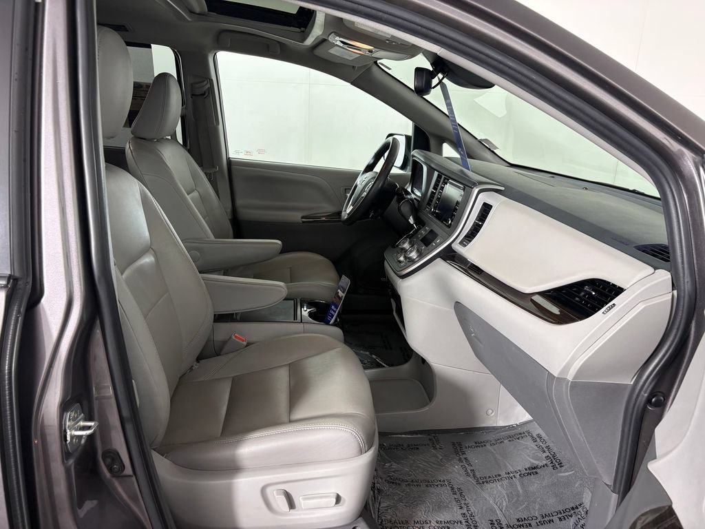 Used 2020 Toyota Sienna XLE FWD image 40
