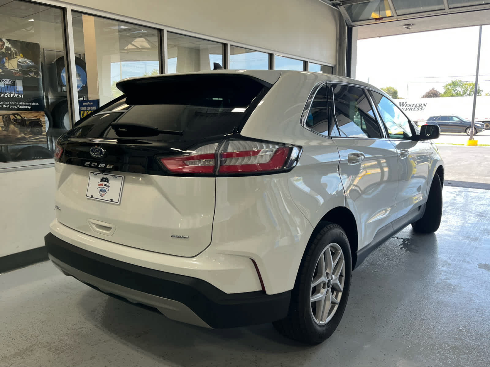 Certified 2024 Ford Edge SEL w/ Convenience Package AWD/4WD image 5