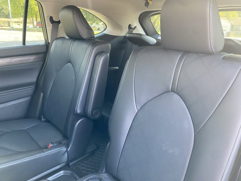 Used 2024 Toyota Highlander Platinum image 29