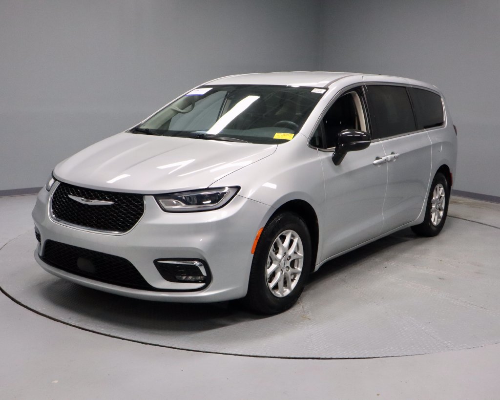 Used 2024 Chrysler Pacifica Touring-L FWD image 6