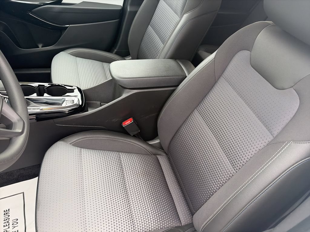 Used 2025 Chevrolet Trax LT FWD image 12