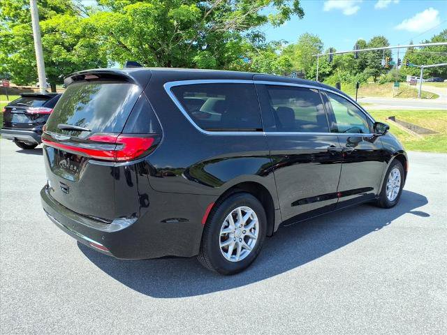 Used 2025 Chrysler Pacifica Select FWD image 5