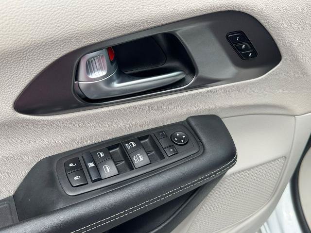 Used 2024 Chrysler Pacifica Touring-L FWD image 13