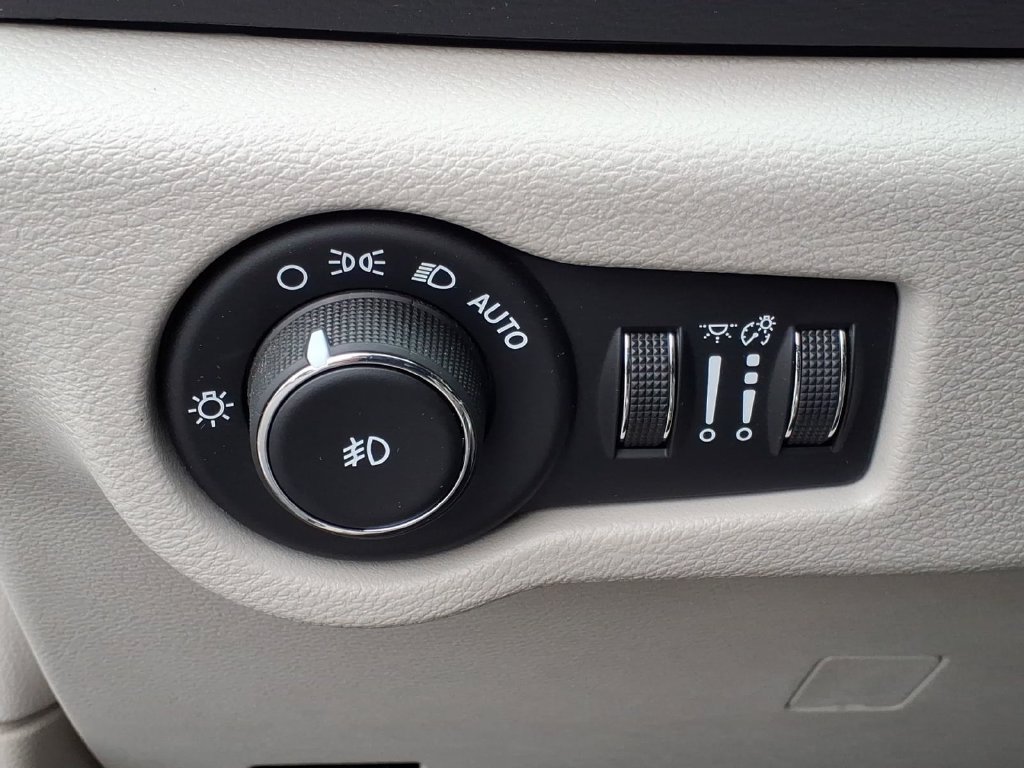 Used 2017 Chrysler Pacifica Touring-L Plus FWD image 19