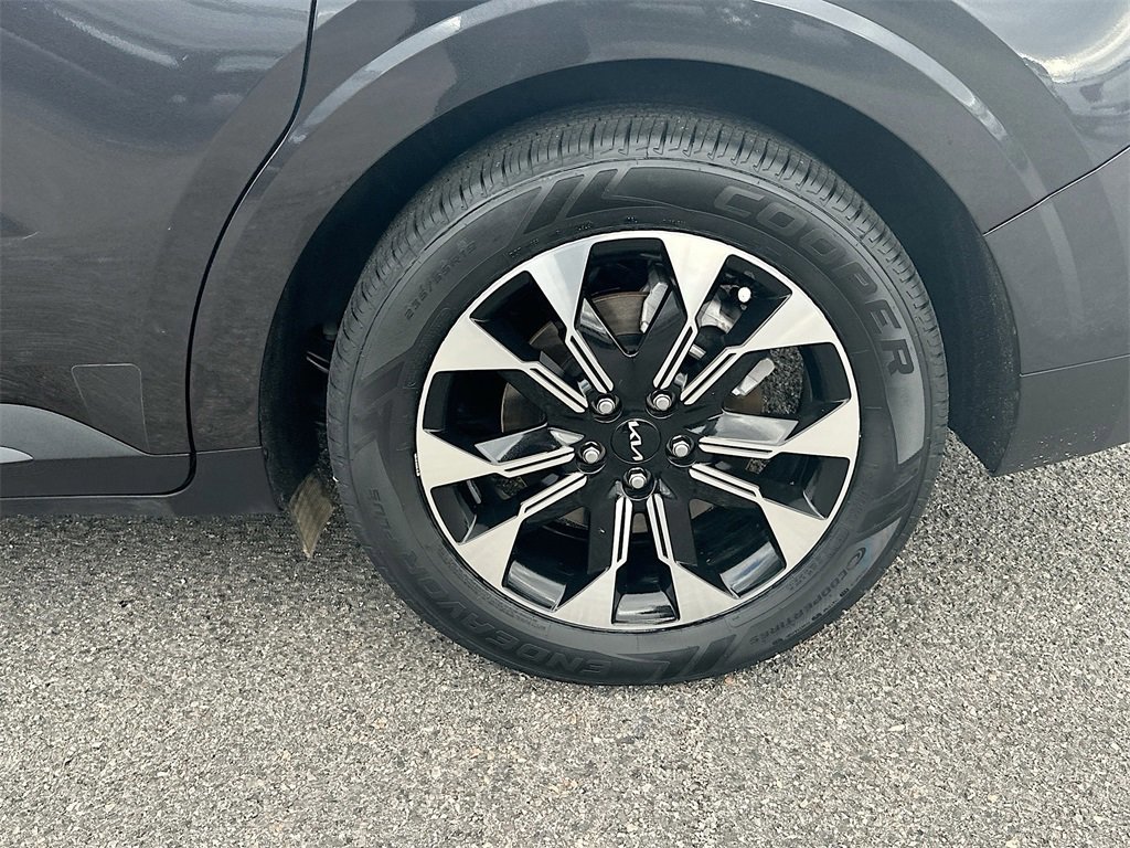 Used 2024 Kia Carnival EX image 24