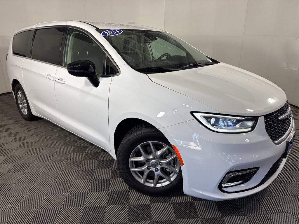 Used 2024 Chrysler Pacifica Touring-L image 8