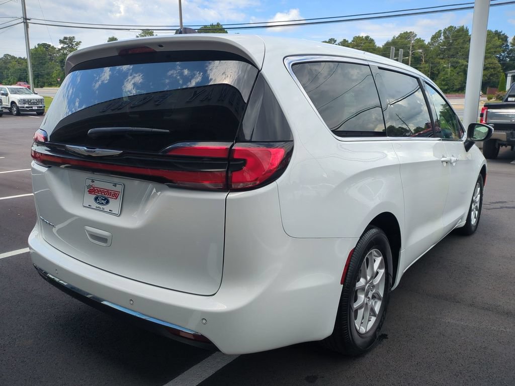 Used 2023 Chrysler Pacifica Touring-L FWD image 5