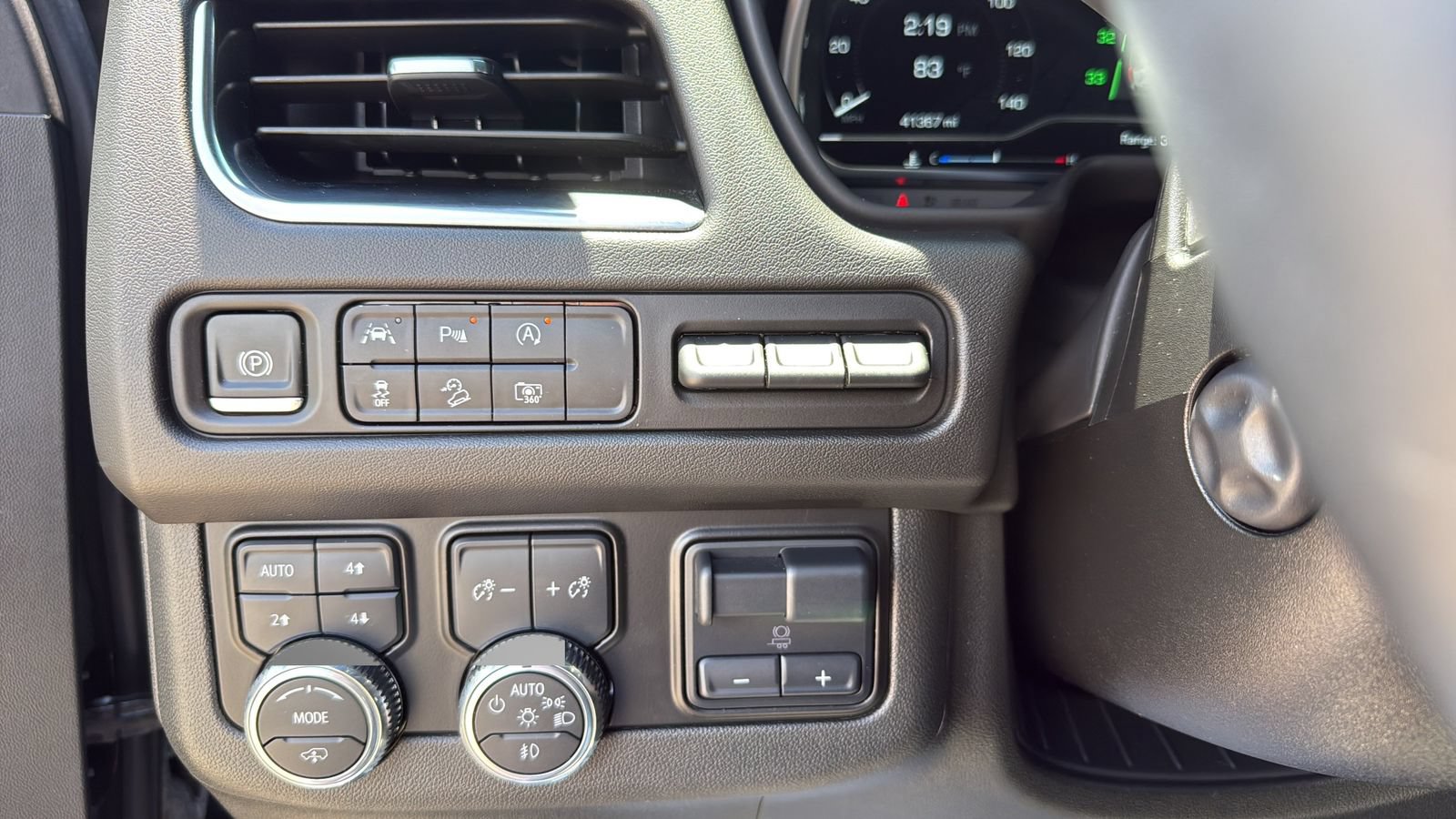 Used 2024 GMC Yukon AT4 w/ AT4 Premium Plus Package AWD/4WD image 17