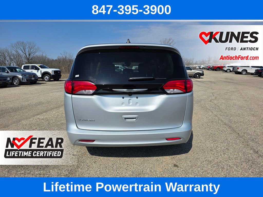 Used 2023 Chrysler Voyager LX image 4