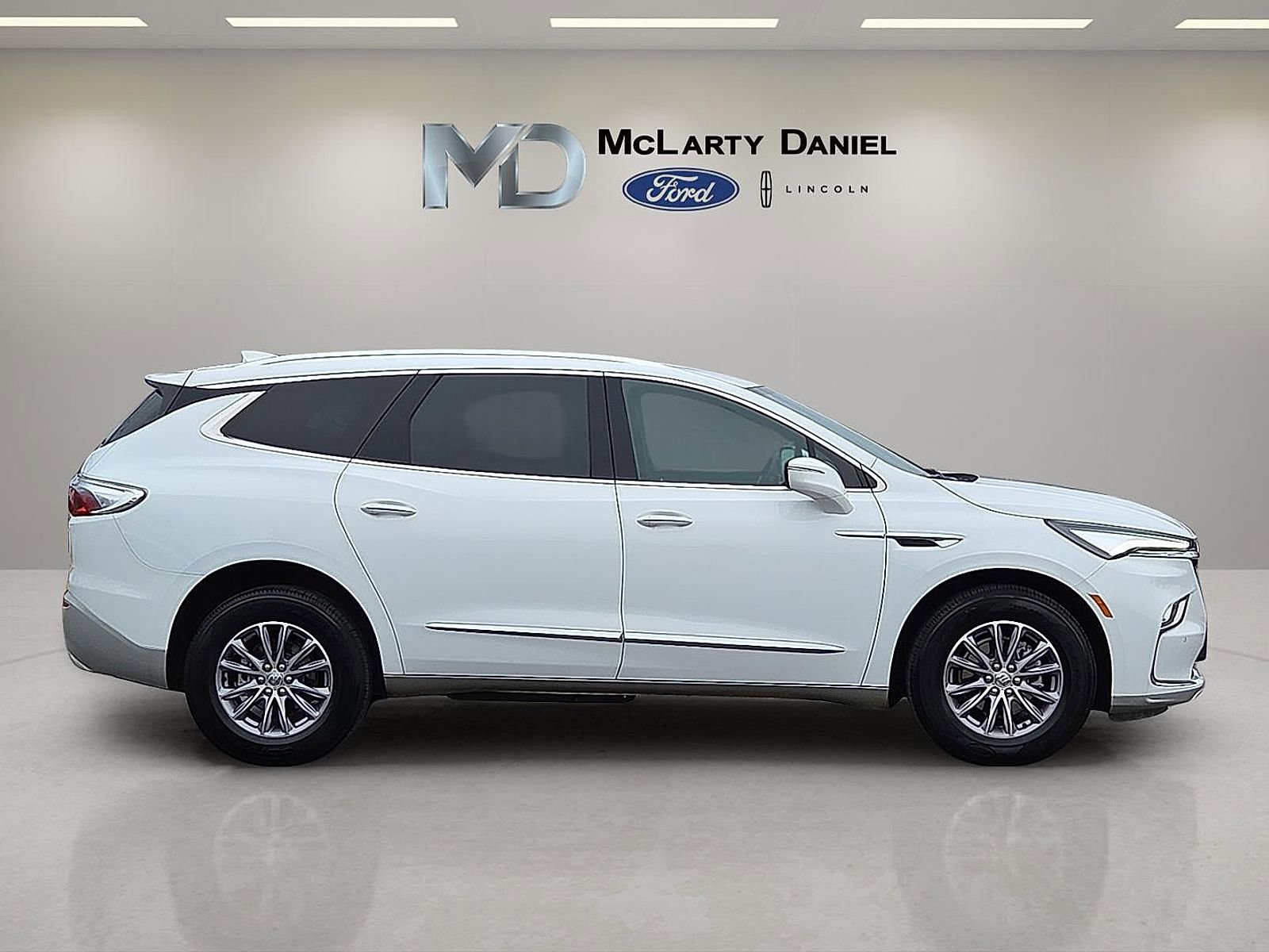Used 2024 Buick Enclave Essence image 6