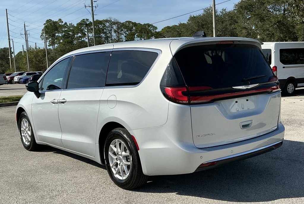 Used 2024 Chrysler Pacifica Touring-L image 5