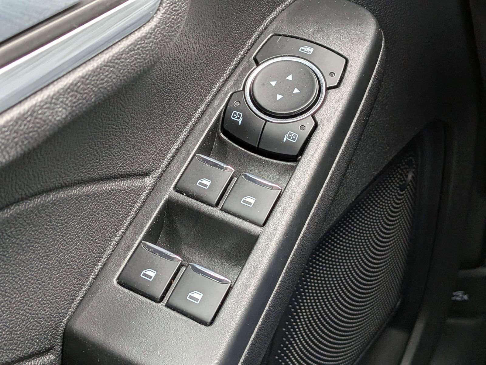 Certified 2025 Ford Escape Platinum image 28