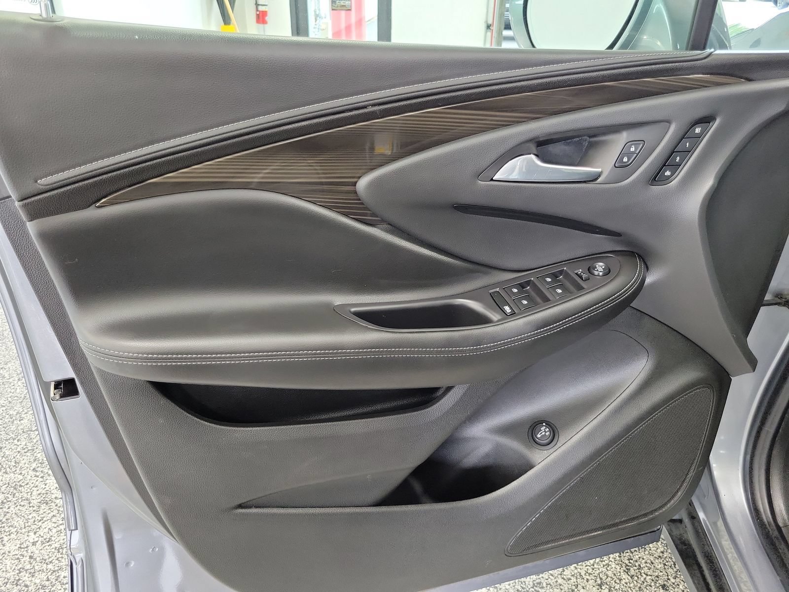 Used 2020 Buick Envision Essence AWD/4WD image 6