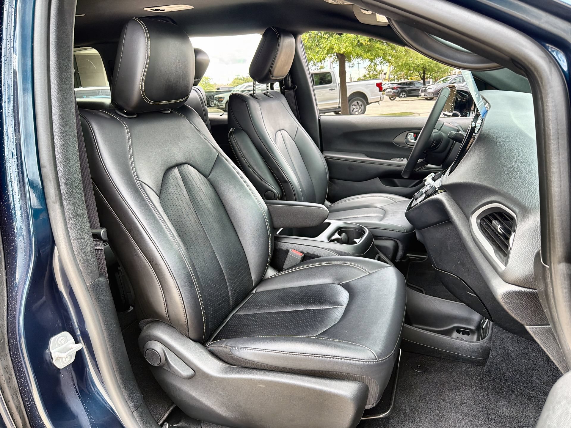 Used 2025 Chrysler Pacifica Select FWD image 24