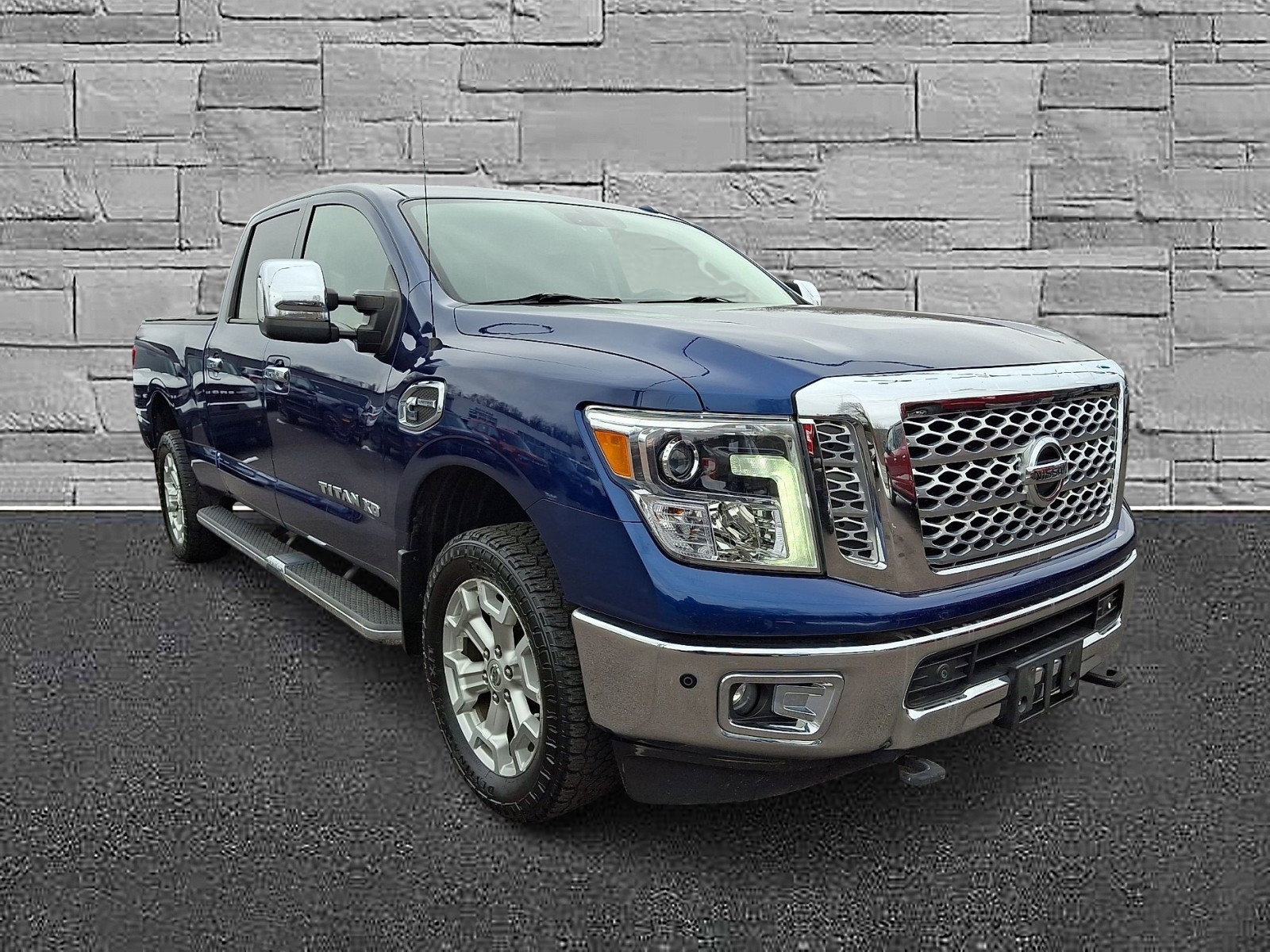 Used 2017 Nissan Titan SL AWD/4WD image 2