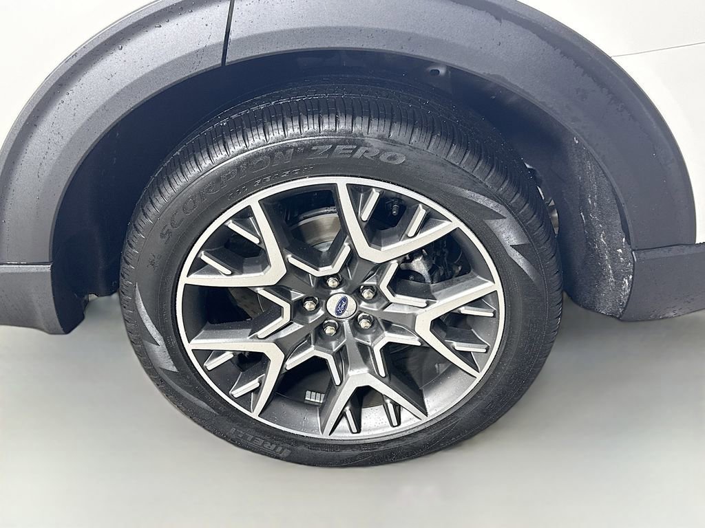 Certified 2025 Ford Explorer Platinum w/ Ultimate Package image 34