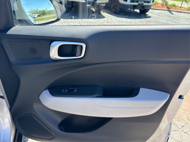 Used 2025 Hyundai Venue SEL FWD image 20