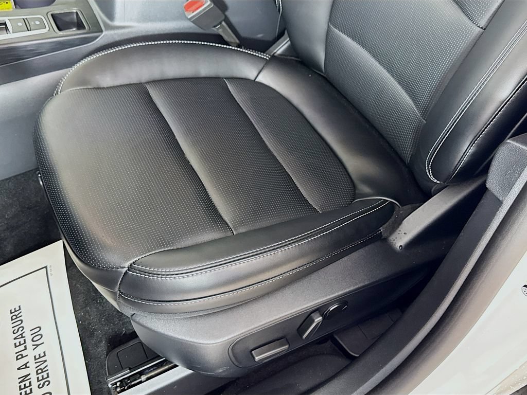 Certified 2025 Ford Escape Platinum FWD image 22