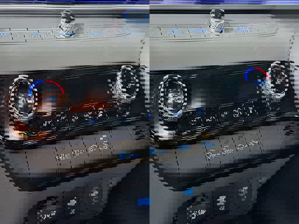 Used 2024 Hyundai Elantra SEL image 19