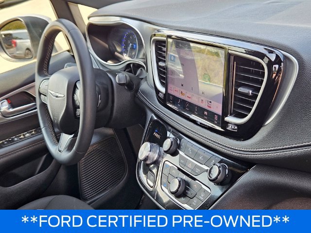 Used 2023 Chrysler Pacifica Touring FWD image 12
