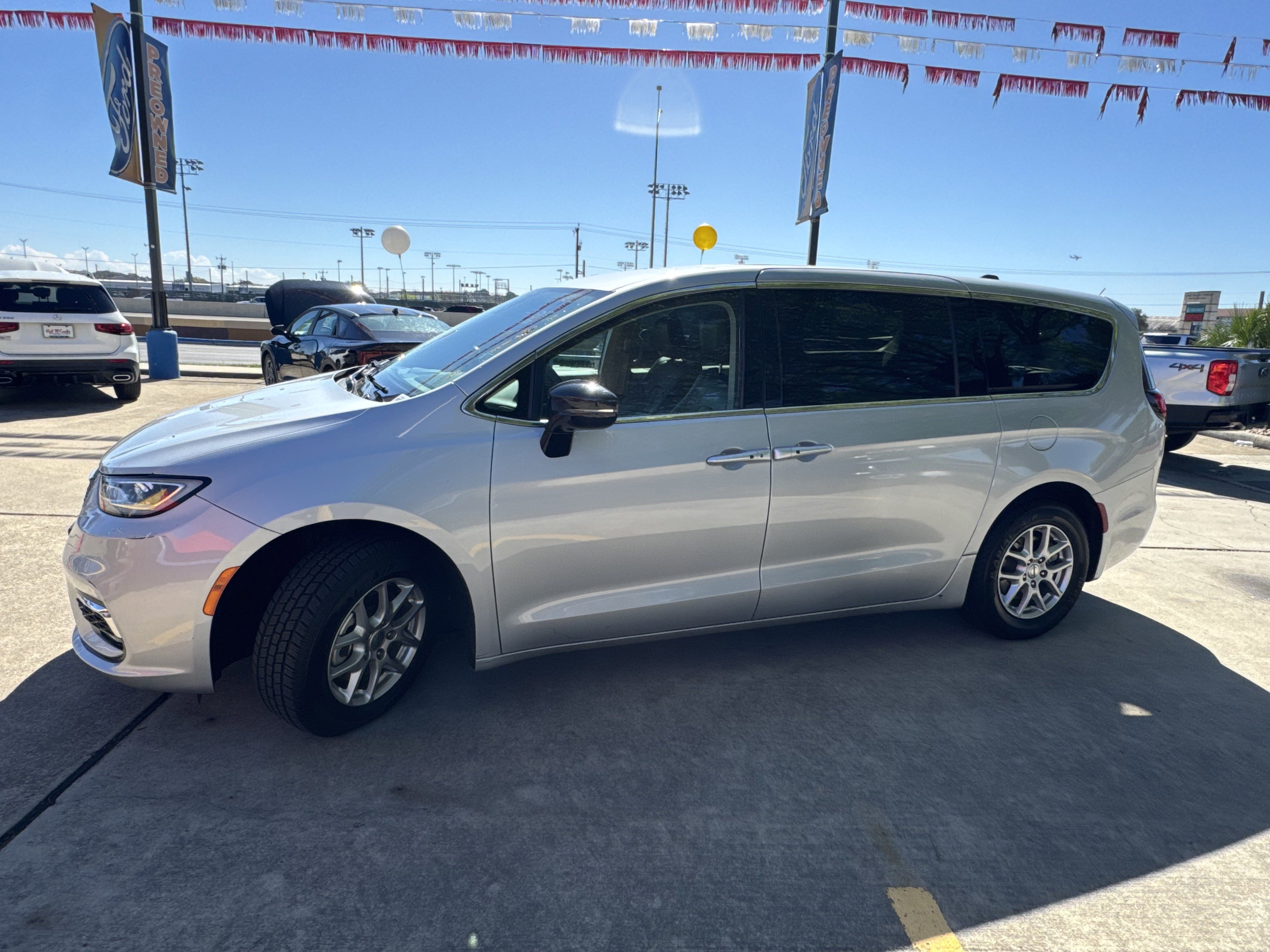 Used 2024 Chrysler Pacifica Touring-L image 8