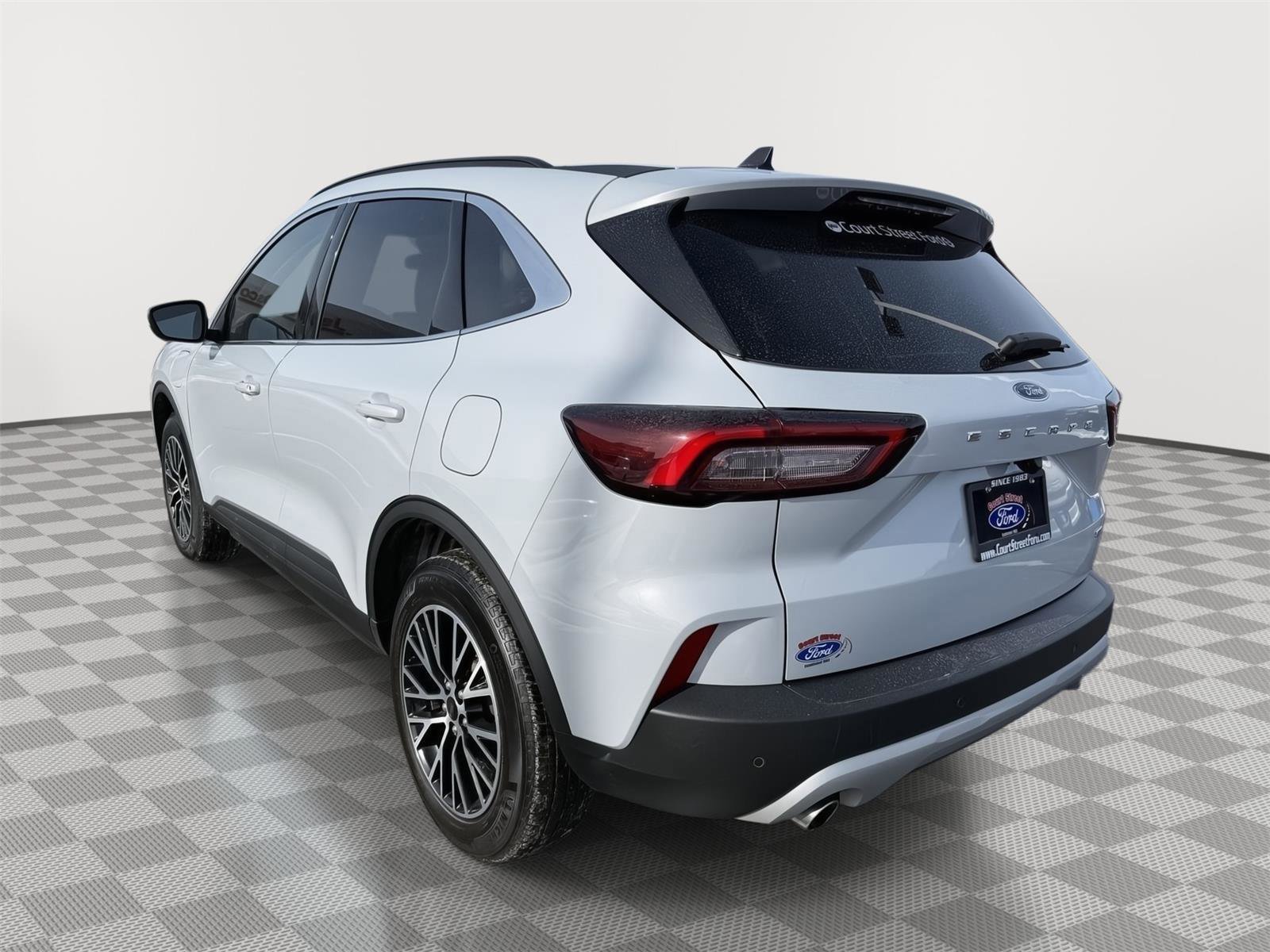 Certified 2025 Ford Escape SE w/ PHEV Premium Package image 3