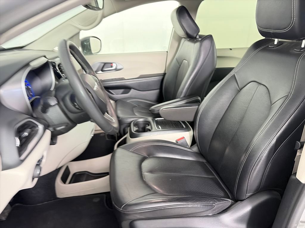 Used 2022 Chrysler Pacifica Touring-L FWD image 11